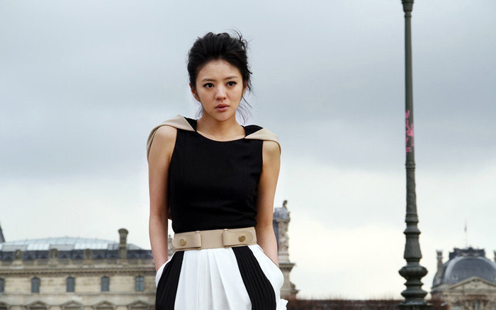 Ở góc ảnh này có thể thấy rõ được mỗi đường nét trên khuôn mặt người đẹp, cùng với nét thông minh, sắc xảo sẽ khiến bạn khi nhìn vào gương mặt đó mãi cũng không thấy chán. Ở góc ảnh này có thể thấy rõ được mỗi đường nét trên khuôn mặt người đẹp, cùng với nét thông minh, sắc xảo sẽ khiến bạn khi nhìn vào gương mặt đó mãi cũng không thấy chán.