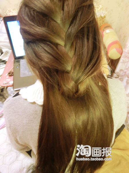 Sau đó gập đuôi búi tóc vừa tết xong cuộn tròn lại vào trong như thế này. Xem thêm: Tóc dài/ Tóc tém/ Tóc xoăn/ Tóc nhuộm Sau đó gập đuôi búi tóc vừa tết xong cuộn tròn lại vào trong như thế này. Xem thêm: Tóc dài/ Tóc tém/ Tóc xoăn/ Tóc nhuộm