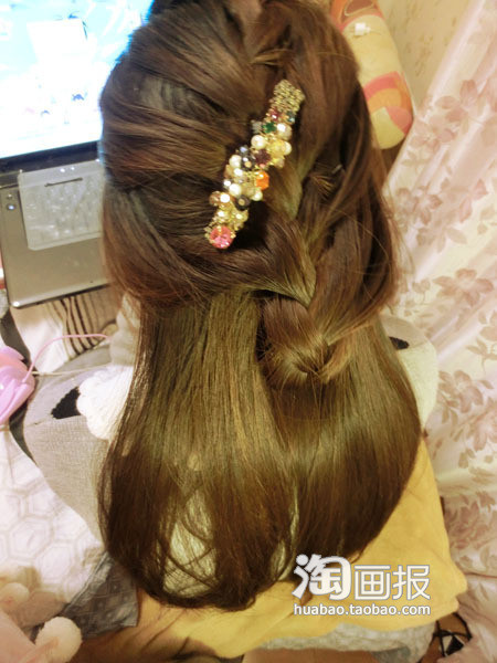 Chú ý độ cao để cuốn tóc ngang lỗ tai là thích hợp nhất, đính thêm chiếc kẹp đá sang trọng và dễ thương. Chúc bạn thành công. Xem thêm: Tóc dài/ Tóc tém/ Tóc xoăn/ Tóc nhuộm Chú ý độ cao để cuốn tóc ngang lỗ tai là thích hợp nhất, đính thêm chiếc kẹp đá sang trọng và dễ thương. Chúc bạn thành công. Xem thêm: Tóc dài/ Tóc tém/ Tóc xoăn/ Tóc nhuộm