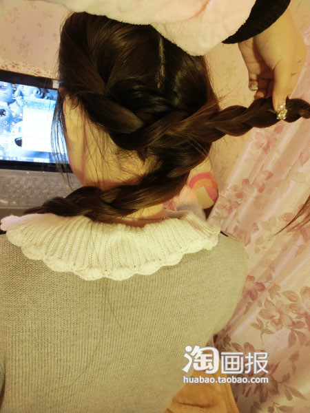 Rồi kéo phần tóc bên phải sang bên trái cố định lại, còn phần đuôi tóc thì giấu ở bên trong, tương tự với phần tóc bên trái cũng làm như thế. Xem thêm: Tóc dài/ Tóc tém/ Tóc xoăn/ Tóc nhuộm Rồi kéo phần tóc bên phải sang bên trái cố định lại, còn phần đuôi tóc thì giấu ở bên trong, tương tự với phần tóc bên trái cũng làm như thế. Xem thêm: Tóc dài/ Tóc tém/ Tóc xoăn/ Tóc nhuộm