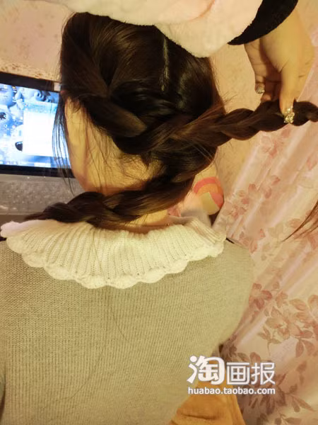 Rồi kéo phần tóc bên phải sang bên trái cố định lại, còn phần đuôi tóc thì giấu ở bên trong, tương tự với phần tóc bên trái cũng làm như thế. Xem thêm: Tóc dài/ Tóc tém/ Tóc xoăn/ Tóc nhuộm