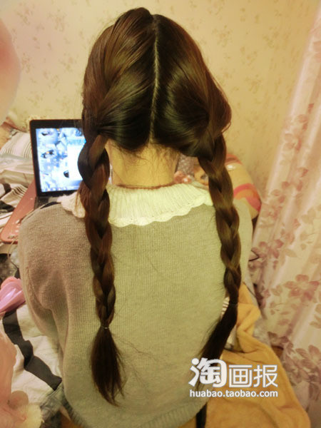 Kiểu 4 Chia tóc thành hai phần rồi tết lại. Xem thêm: Tóc dài/ Tóc tém/ Tóc xoăn/ Tóc nhuộm Kiểu 4 Chia tóc thành hai phần rồi tết lại. Xem thêm: Tóc dài/ Tóc tém/ Tóc xoăn/ Tóc nhuộm