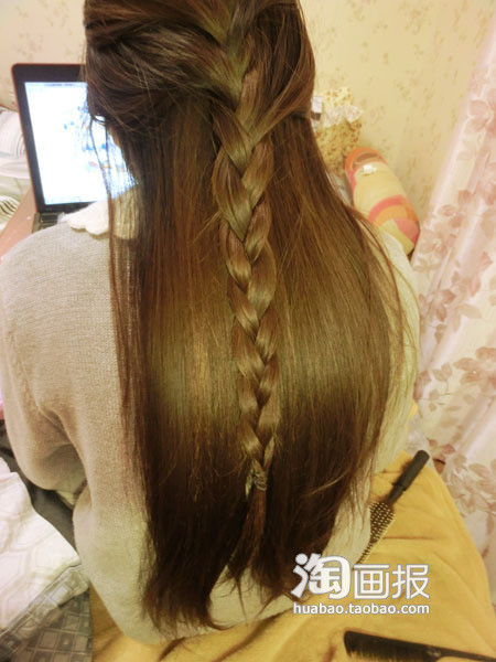 Kiểu 5 Bắt đầu tết tóc từ trên đỉnh đầu xuống. Tết đến tận cuối đuôi tóc, chú ý chỉ tết một nửa tóc ở phá trên, còn phía dưới xõa ra. Xem thêm: Tóc dài/ Tóc tém/ Tóc xoăn/ Tóc nhuộm Kiểu 5 Bắt đầu tết tóc từ trên đỉnh đầu xuống. Tết đến tận cuối đuôi tóc, chú ý chỉ tết một nửa tóc ở phá trên, còn phía dưới xõa ra. Xem thêm: Tóc dài/ Tóc tém/ Tóc xoăn/ Tóc nhuộm