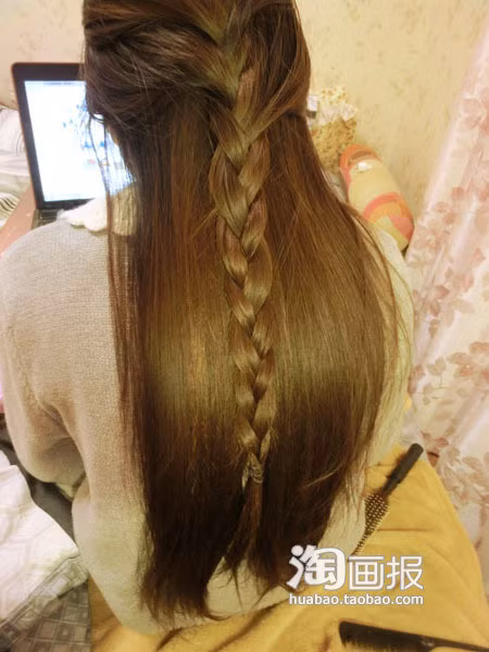 Kiểu 5 Bắt đầu tết tóc từ trên đỉnh đầu xuống. Tết đến tận cuối đuôi tóc, chú ý chỉ tết một nửa tóc ở phá trên, còn phía dưới xõa ra. Xem thêm: Tóc dài/ Tóc tém/ Tóc xoăn/ Tóc nhuộm