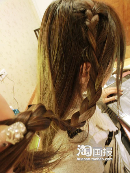 Kiểu 1 Lấy một phần tóc ở trên đỉnh đầu bên phải rồi tết lại. Xem thêm: Tóc dài/ Tóc tém/ Tóc xoăn/ Tóc nhuộm Kiểu 1 Lấy một phần tóc ở trên đỉnh đầu bên phải rồi tết lại. Xem thêm: Tóc dài/ Tóc tém/ Tóc xoăn/ Tóc nhuộm