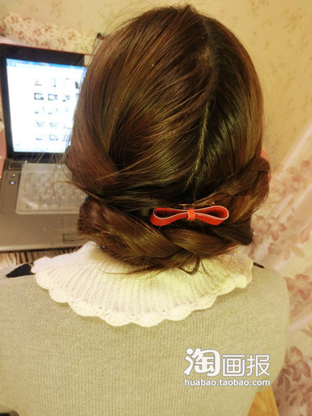 Chuẩn bị sẵn một chiếc nơ nhỏ để làm nổi bật thêm kiểu tóc của bạn. Xem thêm: Tóc dài/ Tóc tém/ Tóc xoăn/ Tóc nhuộm Chuẩn bị sẵn một chiếc nơ nhỏ để làm nổi bật thêm kiểu tóc của bạn. Xem thêm: Tóc dài/ Tóc tém/ Tóc xoăn/ Tóc nhuộm