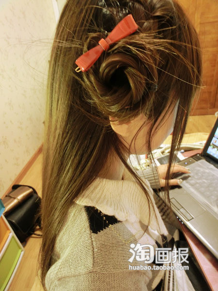 Sau đó cuốn quanh chân tóc dùng kẹp tăm cố định chắc chắn, rồi đính thêm một chiếc nơ trên búi tóc đó. Xem thêm: Tóc dài/ Tóc tém/ Tóc xoăn/ Tóc nhuộm Sau đó cuốn quanh chân tóc dùng kẹp tăm cố định chắc chắn, rồi đính thêm một chiếc nơ trên búi tóc đó. Xem thêm: Tóc dài/ Tóc tém/ Tóc xoăn/ Tóc nhuộm