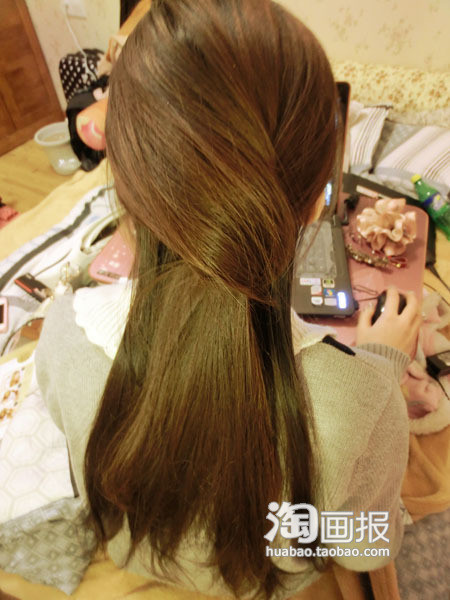 Lấy phần tóc bên trái xõa ra, che lấp lên phần búi tóc vừa tạo thành rồi luồn xuống dưới búi tóc đó. Không cần tạo độ bồng quá lớn, cần dùng kẹp tăm để cố định cho phần tóc được luồn xuống bên dưới. Xem thêm: Tóc dài/ Tóc tém/ Tóc xoăn/ Tóc nhuộm Lấy phần tóc bên trái xõa ra, che lấp lên phần búi tóc vừa tạo thành rồi luồn xuống dưới búi tóc đó. Không cần tạo độ bồng quá lớn, cần dùng kẹp tăm để cố định cho phần tóc được luồn xuống bên dưới. Xem thêm: Tóc dài/ Tóc tém/ Tóc xoăn/ Tóc nhuộm