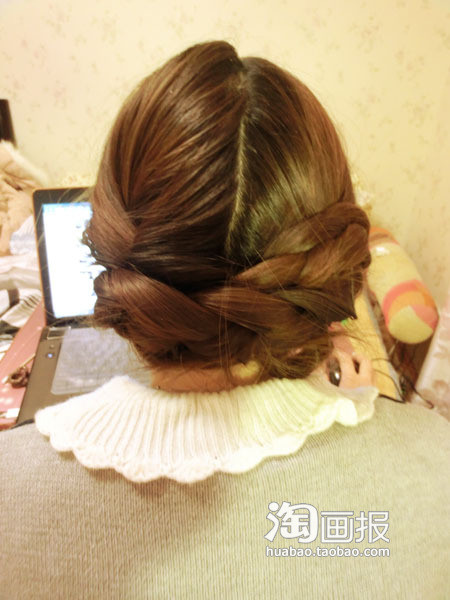 Cần dùng kẹp cố định kiểu tóc thật chắc chắn và không để lộ phần đuôi tóc ra ngoài. Xem thêm: Tóc dài/ Tóc tém/ Tóc xoăn/ Tóc nhuộm Cần dùng kẹp cố định kiểu tóc thật chắc chắn và không để lộ phần đuôi tóc ra ngoài. Xem thêm: Tóc dài/ Tóc tém/ Tóc xoăn/ Tóc nhuộm