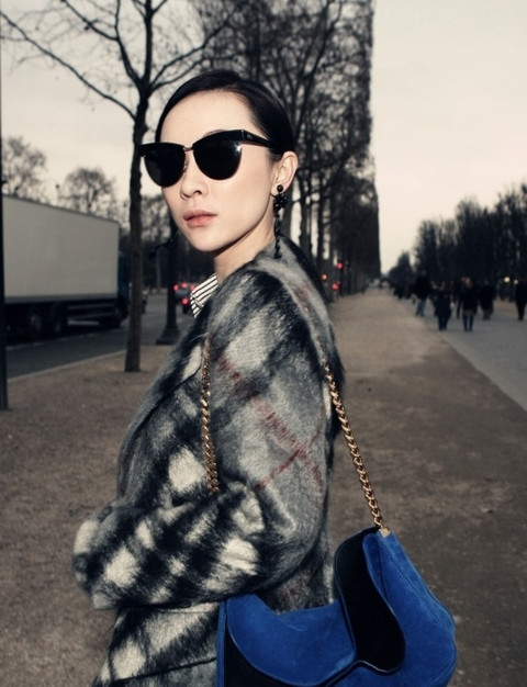 Bộ ảnh chụp trên đường phố Pari rất tự nhiên và cá tính, tuy trang phục toàn thân khá giản dị nhưng với gương mặt trắng mịn cùng cặp kinh đen và phong thái của người nổi tiếng khiến Hoắc Tử Yến không lẫn vào đâu được.