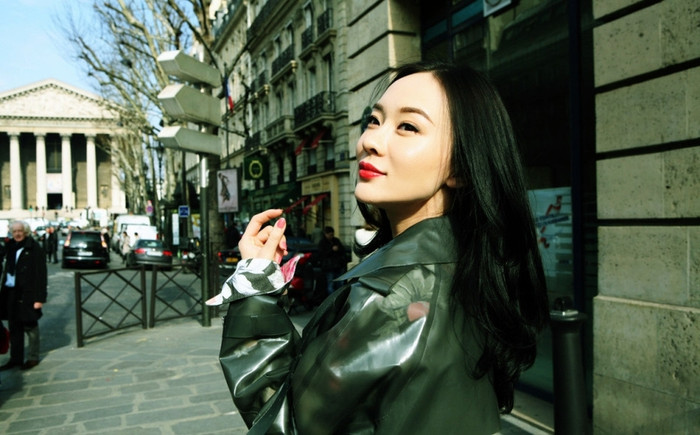 Liên tiếp xuất hiện trong tuần lễ thời trang Pari với nhiều hình tượng, rất phong cách từ trang phục và cách trang điểm của cô cũng rất ấn tượng, với đôi môi đỏ gợi cảm, mái tóc giản dị nhưng cuốn hút ở trời tây.