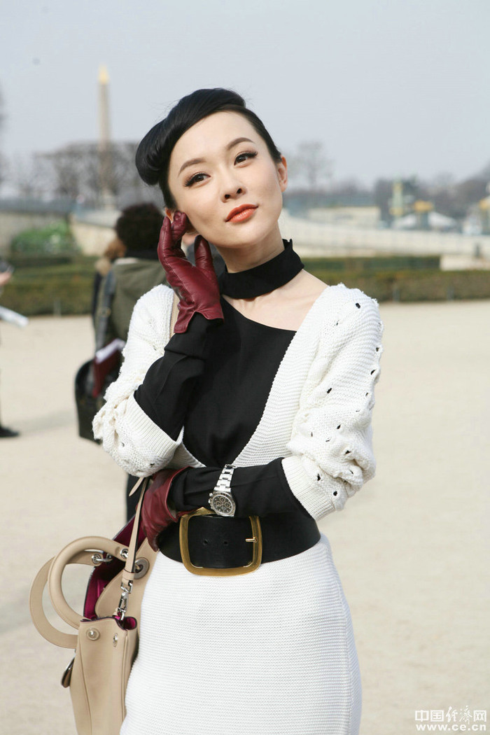 Xuất hiện trong tuần lễ thời trang Pari với phong cách trang phục cổ này càng giúp Hoắc Tử Yến thanh lịch và nổi bật hơn với vẻ đẹp phương Đông của mình.