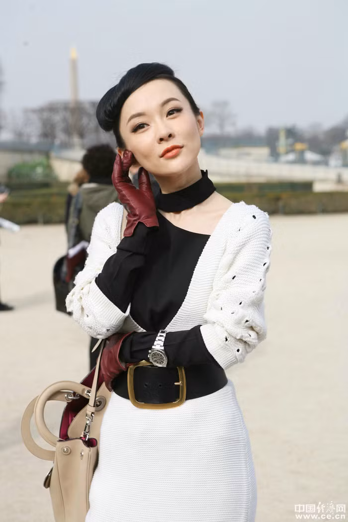 Xuất hiện trong tuần lễ thời trang Pari với phong cách trang phục cổ này càng giúp Hoắc Tử Yến thanh lịch và nổi bật hơn với vẻ đẹp phương Đông của mình.