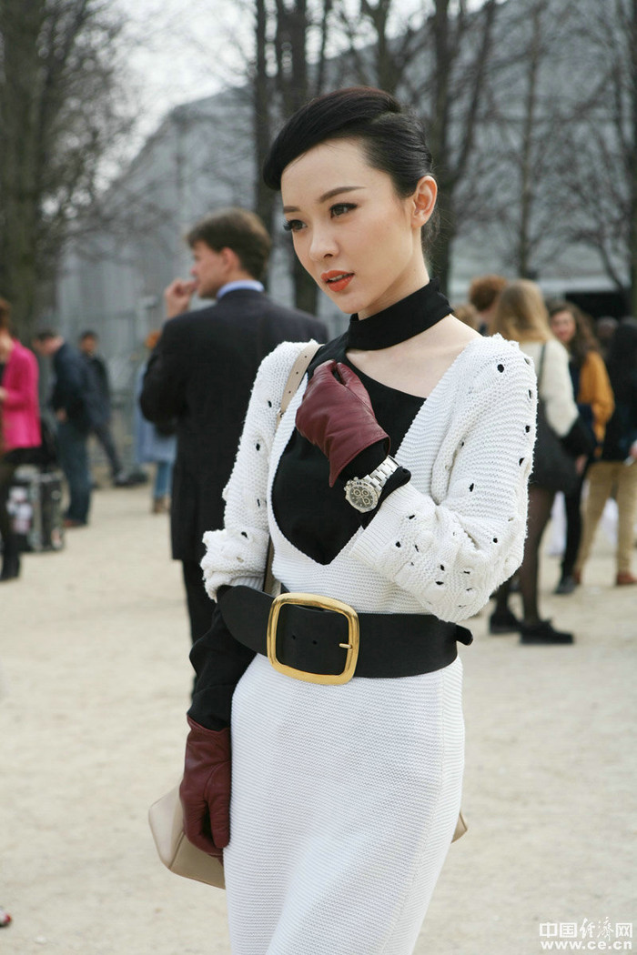 Ai bảo len chỉ dùng để sởi ấm, nếu biết cách phối hợp và thiết kế nó cũng sẽ giúp bạn gợi cảm và cuốn hút sau những đường cắt may đó.