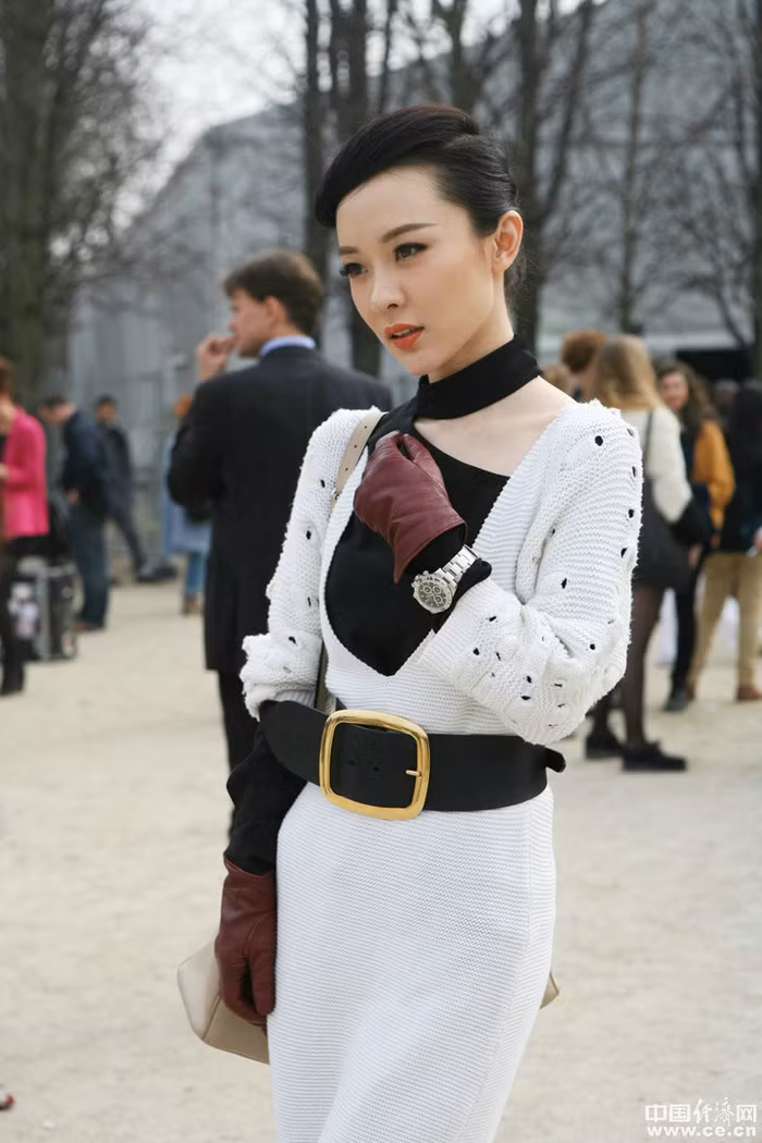 Ai bảo len chỉ dùng để sởi ấm, nếu biết cách phối hợp và thiết kế nó cũng sẽ giúp bạn gợi cảm và cuốn hút sau những đường cắt may đó.