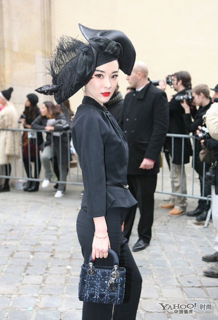 Không giống như các ngôi sao nữ khác, cô lựa chọn bộ trang phục nằm trong bộ sưu tập Dior xuân Hè 2012. Không chỉ ôm sát cơ thể làm nổi bật đường cong gợi cảm của người đẹp phương đông mà màu đen còn giúp cô cá tính hơn.