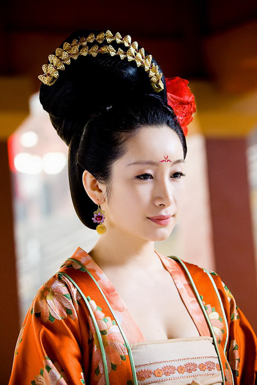 Trong tạo hình cổ trang người đẹp cũng không kém cạnh các mỹ nhân cổ của Trung Quốc, gương mặt nhỏ nhắn, sọc mũi thẳng và đôi mắt dài càng khiến Tần Hải Lộ cuốn hút hơn. Trong tạo hình cổ trang người đẹp cũng không kém cạnh các mỹ nhân cổ của Trung Quốc, gương mặt nhỏ nhắn, sọc mũi thẳng và đôi mắt dài càng khiến Tần Hải Lộ cuốn hút hơn.