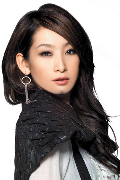 Nữ diên viên “Hãy biết nói lời yêu” được xem là gương mặt khả ái và rất nổi tiếng với phong cách trang điểm mắt một mí ở Trung Quốc, luôn được giới báo chí săn đón mỗi khi xuất hiện. Nữ diên viên “Hãy biết nói lời yêu” được xem là gương mặt khả ái và rất nổi tiếng với phong cách trang điểm mắt một mí ở Trung Quốc, luôn được giới báo chí săn đón mỗi khi xuất hiện.