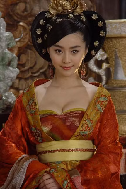 Có lẽ Phạm Băng Băng đã khắc họa khá thành công với hình tượng của một Dương Quý Phi gợi cảm, mị hoặc với ngoại hình của mình. Xem thêm: Sao Hoa ngữ/ Sao Hàn/ Sao Việt/ Sao Hollywood Có lẽ Phạm Băng Băng đã khắc họa khá thành công với hình tượng của một Dương Quý Phi gợi cảm, mị hoặc với ngoại hình của mình. Xem thêm: Sao Hoa ngữ/ Sao Hàn/ Sao Việt/ Sao Hollywood