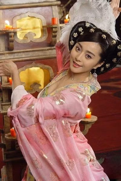 Dương Ngọc Hoàn - Dương Quý Phi là một trong tứ đại mỹ nhân của Trung Quốc; nếu như Tây Thi có nét đẹp trầm ngư (cá lặn), Vương Chiêu Quân khiến chim sa (lạc nhạn), Điêu Thuyền đẹp đến nỗi trăng cũng phải núp vào mây (bế nguyệt), thì Dương Quý Phi lại có sắc đẹp khiến hoa đều rũ héo vì hổ thẹn (tu hoa). Xem thêm: Sao Hoa ngữ/ Sao Hàn/ Sao Việt/ Sao Hollywood Dương Ngọc Hoàn - Dương Quý Phi là một trong tứ đại mỹ nhân của Trung Quốc; nếu như Tây Thi có nét đẹp trầm ngư (cá lặn), Vương Chiêu Quân khiến chim sa (lạc nhạn), Điêu Thuyền đẹp đến nỗi trăng cũng phải núp vào mây (bế nguyệt), thì Dương Quý Phi lại có sắc đẹp khiến hoa đều rũ héo vì hổ thẹn (tu hoa). Xem thêm: Sao Hoa ngữ/ Sao Hàn/ Sao Việt/ Sao Hollywood