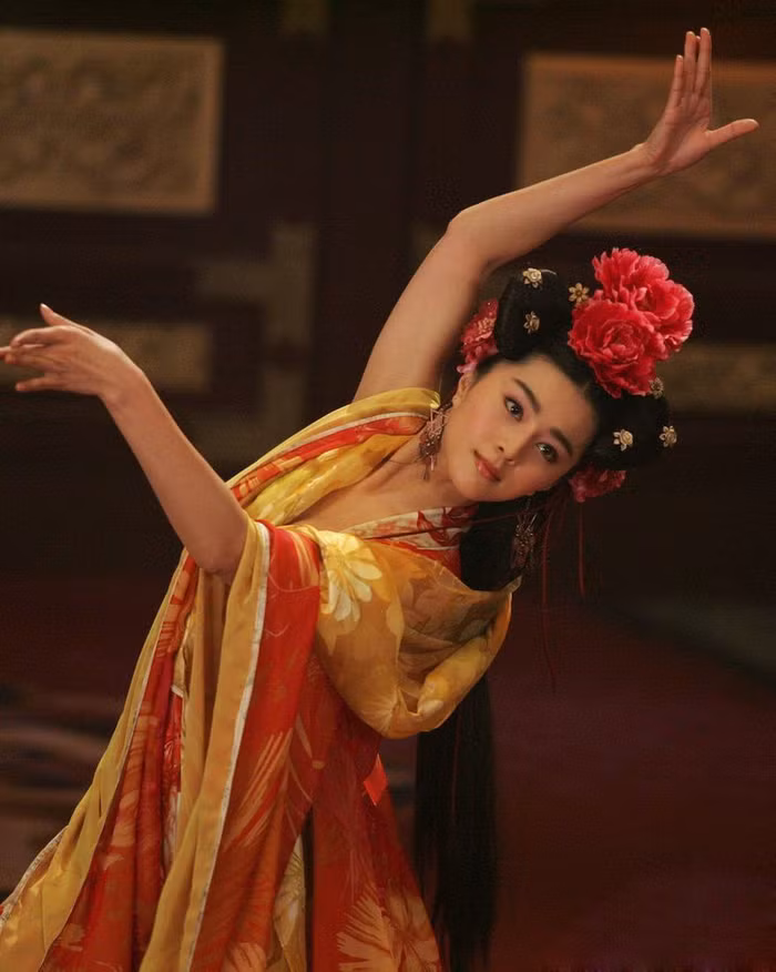 Bộ phim lúc đầu được khởi quay bởi đạo diễn người Hàn Quốc Kwak Jae Yong, nhưng gần đây lại xuất hiện scandal về ý thức làm việc của Phạm Băng Băng nên ông đã rút lui khỏi cương vị đạo diễn. Nhưng đến nay nội tình vẫn chưa được làm sáng tỏ, và Phạm Băng Băng vẫn im lặng trước tin đồn này. Xem thêm: Sao Hoa ngữ/ Sao Hàn/ Sao Việt/ Sao Hollywood Bộ phim lúc đầu được khởi quay bởi đạo diễn người Hàn Quốc Kwak Jae Yong, nhưng gần đây lại xuất hiện scandal về ý thức làm việc của Phạm Băng Băng nên ông đã rút lui khỏi cương vị đạo diễn. Nhưng đến nay nội tình vẫn chưa được làm sáng tỏ, và Phạm Băng Băng vẫn im lặng trước tin đồn này. Xem thêm: Sao Hoa ngữ/ Sao Hàn/ Sao Việt/ Sao Hollywood