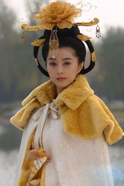 Một lần nữa tái hiện lại hình tượng một trong tứ đại mỹ nữ cổ trang của Trung Quốc, Dương Quý Phi. Vẻ đẹp Phạm Băng Băng quả thực rất hợp với hình tượng của mỹ nữ cổ trang. “Dương Quý Phi” là bộ phim xoay quanh câu chuyện tình yêu của Đường Minh Hoàng và Dương Quý Phi và những âm mưu tranh quyền đoạt vị chốn cung đình kết hợp nhiều yếu tố tình cảm, hành động, những màn chiến tranh... Xem thêm: Sao Hoa ngữ/ Sao Hàn/ Sao Việt/ Sao Hollywood Một lần nữa tái hiện lại hình tượng một trong tứ đại mỹ nữ cổ trang của Trung Quốc, Dương Quý Phi. Vẻ đẹp Phạm Băng Băng quả thực rất hợp với hình tượng của mỹ nữ cổ trang. “Dương Quý Phi” là bộ phim xoay quanh câu chuyện tình yêu của Đường Minh Hoàng và Dương Quý Phi và những âm mưu tranh quyền đoạt vị chốn cung đình kết hợp nhiều yếu tố tình cảm, hành động, những màn chiến tranh... Xem thêm: Sao Hoa ngữ/ Sao Hàn/ Sao Việt/ Sao Hollywood