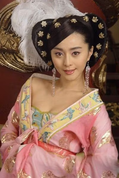 Cũng có lúc nàng “Dương Quý Phi” xuất hiện trong trang phục khá gợi cảm. Xem thêm: Sao Hoa ngữ/ Sao Hàn/ Sao Việt/ Sao Hollywood Cũng có lúc nàng “Dương Quý Phi” xuất hiện trong trang phục khá gợi cảm. Xem thêm: Sao Hoa ngữ/ Sao Hàn/ Sao Việt/ Sao Hollywood