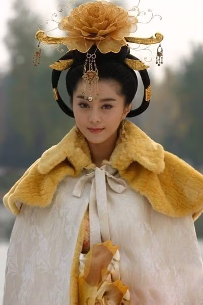 Từ quần áo đến phụ kiện đều rất đẹp khiến hình ảnh của người đẹp càng nổi bật hơn. Xem thêm: Sao Hoa ngữ/ Sao Hàn/ Sao Việt/ Sao Hollywood Từ quần áo đến phụ kiện đều rất đẹp khiến hình ảnh của người đẹp càng nổi bật hơn. Xem thêm: Sao Hoa ngữ/ Sao Hàn/ Sao Việt/ Sao Hollywood