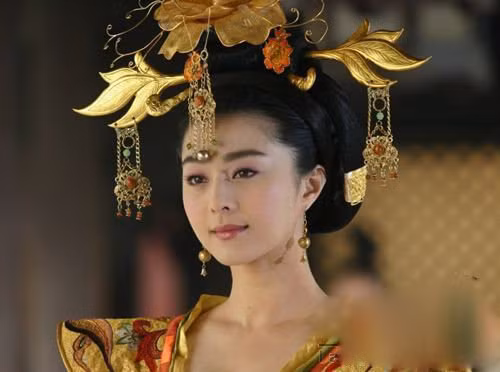 Có thể thấy tạo hình của Phạm Băng Băng trong phim được đầu tư khá kỹ để làm nổi bật được vẻ đẹp kiêu sa, quý phái của hình tượng nhân vật. Xem thêm: Sao Hoa ngữ/ Sao Hàn/ Sao Việt/ Sao Hollywood Có thể thấy tạo hình của Phạm Băng Băng trong phim được đầu tư khá kỹ để làm nổi bật được vẻ đẹp kiêu sa, quý phái của hình tượng nhân vật. Xem thêm: Sao Hoa ngữ/ Sao Hàn/ Sao Việt/ Sao Hollywood