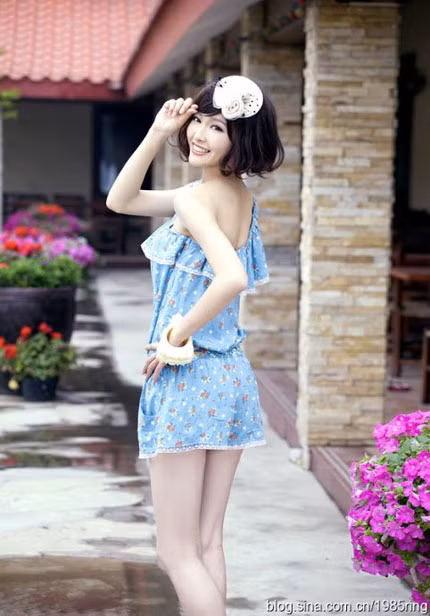 Hoặc mặc những bộ đồ liền thân không bó eo cũng giúp Đường Yên trông đầy đặn hơn. Xem thêm: Sao Hoa ngữ/ Sao Hàn/ Sao Việt/ Sao Hollywood