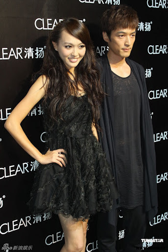 Đứng cùng với nam diễn viên nổi tiếng Hồ Ca nhưng chiều cao của cô cũng không kém cạnh dù Hồ Ca cũng đã cao 1m85. Do quá gầy nên cánh tay của cô cũng rất mảnh khảnh và thiếu đi vẻ hấp dẫn, đẫy đà. Xem thêm: Sao Hoa ngữ/ Sao Hàn/ Sao Việt/ Sao Hollywood Đứng cùng với nam diễn viên nổi tiếng Hồ Ca nhưng chiều cao của cô cũng không kém cạnh dù Hồ Ca cũng đã cao 1m85. Do quá gầy nên cánh tay của cô cũng rất mảnh khảnh và thiếu đi vẻ hấp dẫn, đẫy đà. Xem thêm: Sao Hoa ngữ/ Sao Hàn/ Sao Việt/ Sao Hollywood