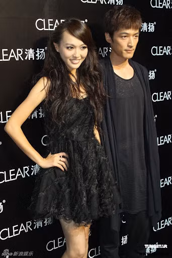 Đứng cùng với nam diễn viên nổi tiếng Hồ Ca nhưng chiều cao của cô cũng không kém cạnh dù Hồ Ca cũng đã cao 1m85. Do quá gầy nên cánh tay của cô cũng rất mảnh khảnh và thiếu đi vẻ hấp dẫn, đẫy đà. Xem thêm: Sao Hoa ngữ/ Sao Hàn/ Sao Việt/ Sao Hollywood