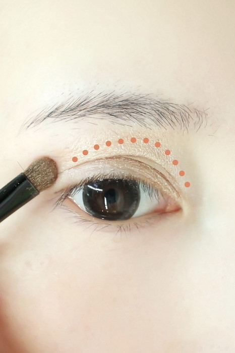 Sau đó sử dụng nền màu vàng nhạt đánh phủ lên vùng diện tích vừa xong. Nhớ đánh kỹ từ hốc mắt đến đuôi mắt, không cần đánh ra quá xa đuôi mắt. Xem thêm: Nghệ thuật trang điểm/ Bí quyết mặc đẹp