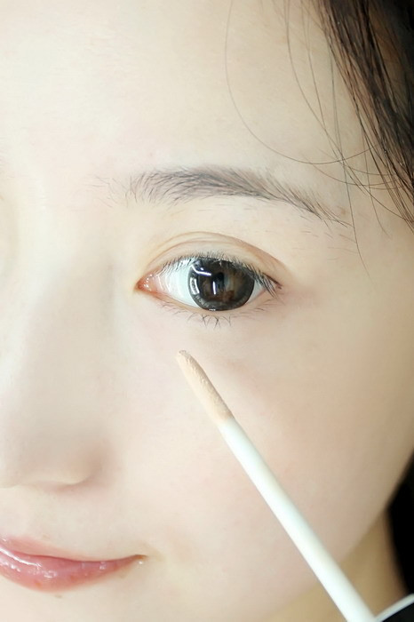 Chấm đều một lớp kem lên dưới quầng mắt. Xem thêm: Nghệ thuật trang điểm/ Bí quyết mặc đẹp