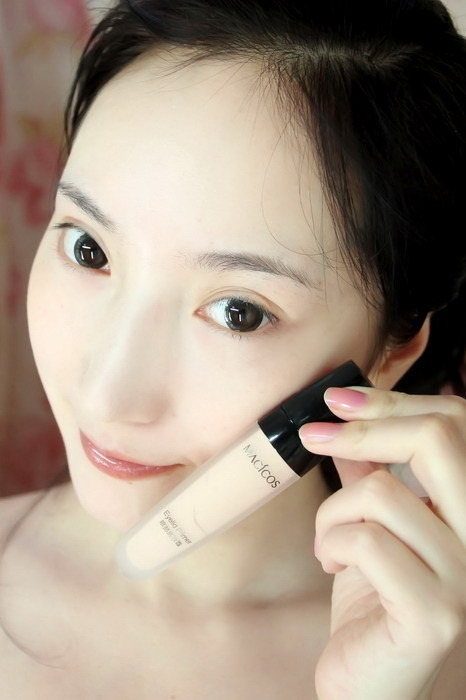 Sau khi trang điểm làn da xong dùng một lớp kem lót để thoa đều bên dưới quầng mắt vừa để che vết thâm, vừa giúp vùng da ở đây mịn màng và không khô. Xem thêm: Nghệ thuật trang điểm/ Bí quyết mặc đẹp