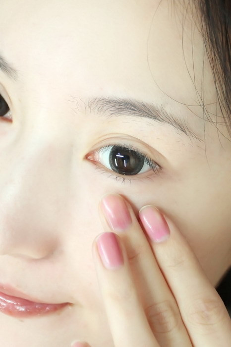 Sau đó dùng đầu ngón tay nhẹ nhàng xoa đều để lớp kem không bị đông lại. Xem thêm: Nghệ thuật trang điểm/ Bí quyết mặc đẹp