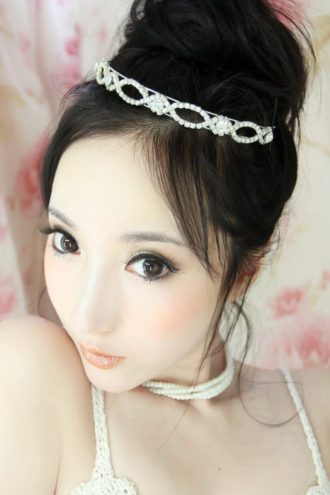 Đôi mắt là cửa sổ tâm hồn, là nơi gây chú ý nhiều nhất với người đối diện. Trang điểm cho đôi mắt long lanh càng khiến bạn xinh xắn và hấp dẫn hơn. Xem thêm: Nghệ thuật trang điểm/ Bí quyết mặc đẹp