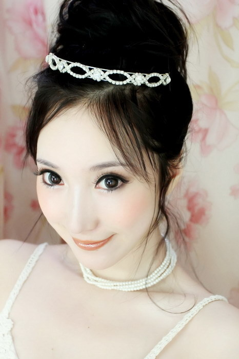 Hoàn thành cùng với kiểu tóc và phong cách trang phục sẽ giúp bạn trở thành một cô công chúa vô cùng ấn tượng. Xem thêm: Nghệ thuật trang điểm/ Bí quyết mặc đẹp