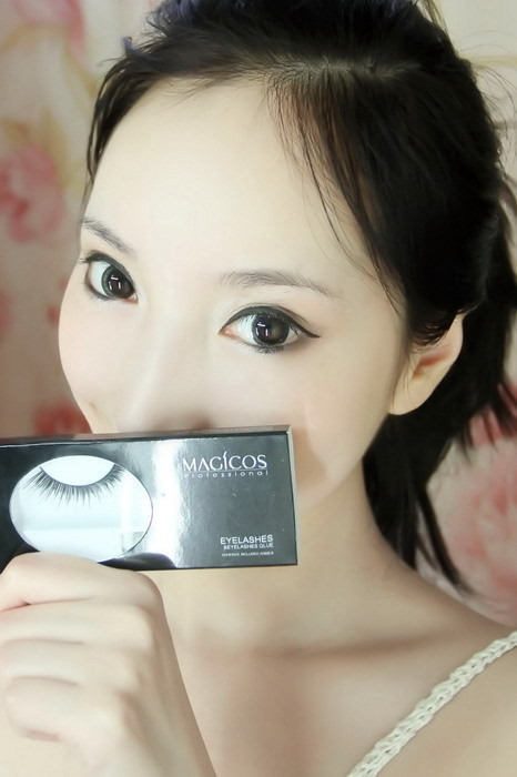 Hoàn thành bước cơ bản, bây giờ chỉ cần gắn thêm lông mi giả nữa là bạn đã giúp đôi mắt của mình trở nên long lanh hơn. Xem thêm: Nghệ thuật trang điểm/ Bí quyết mặc đẹp