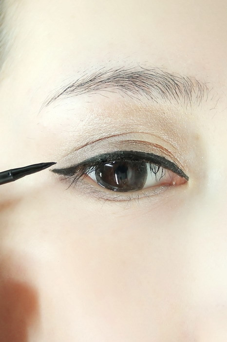 Sau đó dùng bút nước hoặc bút kẻ mắt chì (với những bạn nào không quen sử dụng bút nước) kẻ một đường viền đậm theo đường cong của mí mắt từ hốc mắt kéo dài ra tận đuôi mắt. Xem thêm: Nghệ thuật trang điểm/ Bí quyết mặc đẹp