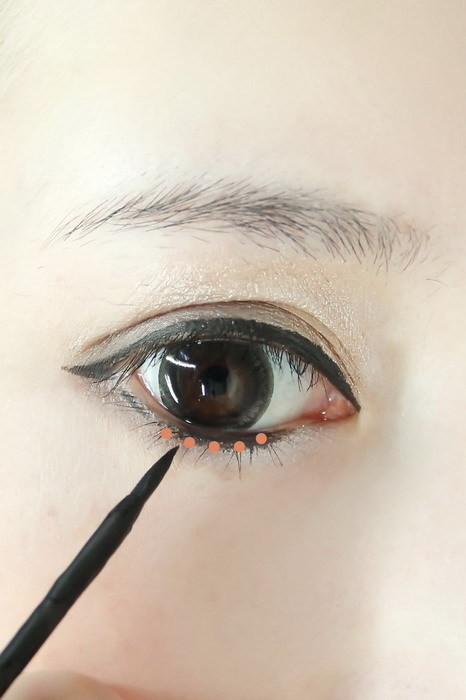 Còn mí mắt phía dưới chỉ kẻ một đoạn ngắn chiếm1/3 ngay chính giữa mí mắt. Xem thêm: Nghệ thuật trang điểm/ Bí quyết mặc đẹp