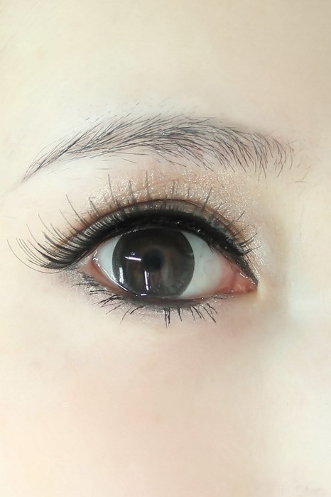 Gắn xong lông mi giả thì chuốt thêm mascara cho lông mi ở cả hai mí mắt trên và dưới. Xem thêm: Nghệ thuật trang điểm/ Bí quyết mặc đẹp