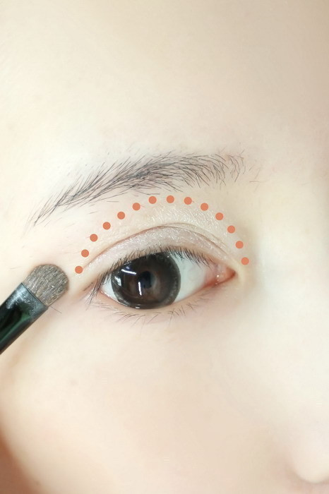 Tiếp theo sử dụng phấn nền trắng đánh lên trên mí mắt trên, không nên đánh toàn bộ diện tích mà nên cách xa chân mày một đoạn nhỏ. Xem thêm: Nghệ thuật trang điểm/ Bí quyết mặc đẹp