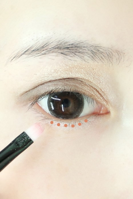 Tiếp đó sử dụng nền phấn trắng đánh lên 2/3 mí mắt dưới từ hốc mắt ra giữa. Chú ý không nên đánh quá gần hốc mắt. Xem thêm: Nghệ thuật trang điểm/ Bí quyết mặc đẹp