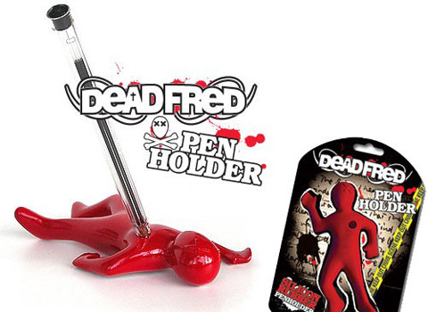 Giá cắm bút xuyên qua người Giá cắm bút xuyên qua người