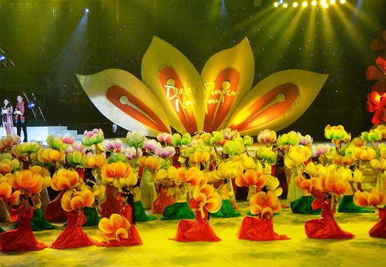 Cứ 2 năm một lần, Đà Lạt lại tổ chức Festival Hoa. Và mỗi dịp như thế, khách du lịch khắp nơi trong cả nước và cả thế giới lại háo hức đến với Đà Lạt để được đắm mình trong một không gian ngập tràn hương sắc. Năm nay, Festival Hoa sẽ được diễn ra từ 30/12/2011 đến hết ngày 3/1/2012. Cứ 2 năm một lần, Đà Lạt lại tổ chức Festival Hoa. Và mỗi dịp như thế, khách du lịch khắp nơi trong cả nước và cả thế giới lại háo hức đến với Đà Lạt để được đắm mình trong một không gian ngập tràn hương sắc. Năm nay, Festival Hoa sẽ được diễn ra từ 30/12/2011 đến hết ngày 3/1/2012.