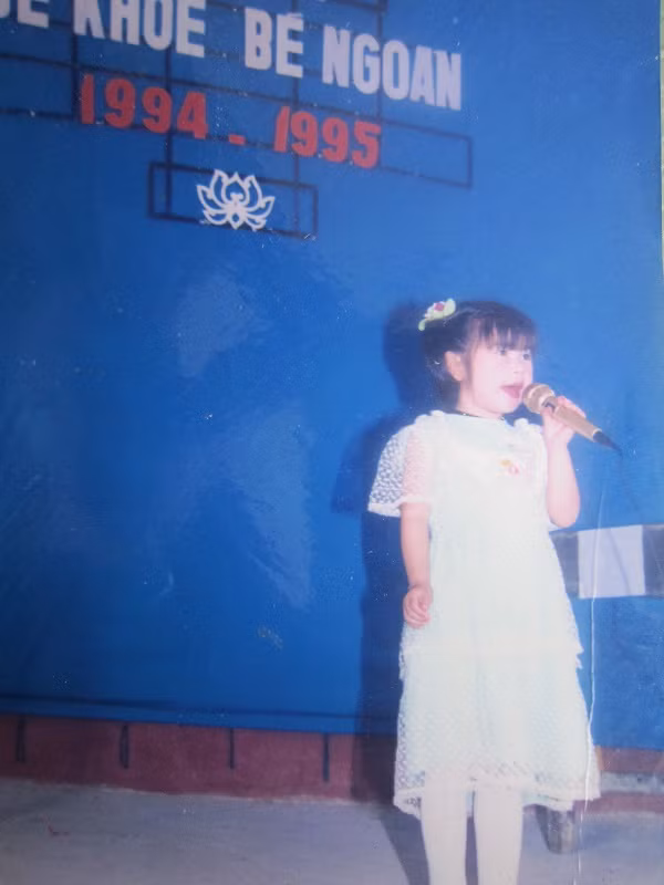 Vũ Trang khoe ảnh đi diễn văn nghệ hồi 5 tuổi