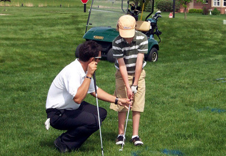 Trẻ em học chơi golf (ảnh minh họa) Trẻ em học chơi golf (ảnh minh họa)