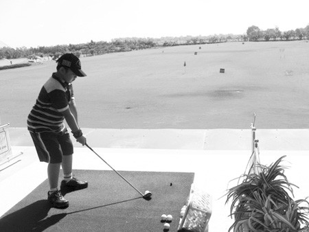 Một cậu ấm đang "luyện kiên nhẫn" bằng ... golf Một cậu ấm đang "luyện kiên nhẫn" bằng ... golf