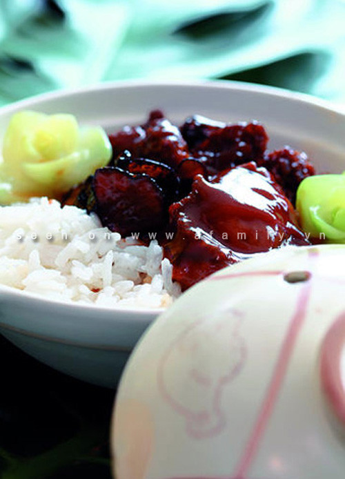 7. Thức ăn lưu trữ lâu: Thông thường để tiết kiệm thời gian cho bữa sáng bận rộn thì nhiều gia đình hay nhiều người thường chuẩn bị thực phẩm từ tối hôm trước hoặc sử dụng chính thức ăn thừa còn lại của bữa tối để làm bữa sáng. Đây là một thói quen rất xấu. Sau một đêm lưu trữ, thực phẩm đã bị các vi sinh vật xâm nhập, thậm chí ngay bản thân cũng phát sinh những vi khuẩn bất lợi, khi nó được đưa vào cơ thể sẽ rất dễ dàng sinh bệnh. 7. Thức ăn lưu trữ lâu: Thông thường để tiết kiệm thời gian cho bữa sáng bận rộn thì nhiều gia đình hay nhiều người thường chuẩn bị thực phẩm từ tối hôm trước hoặc sử dụng chính thức ăn thừa còn lại của bữa tối để làm bữa sáng. Đây là một thói quen rất xấu. Sau một đêm lưu trữ, thực phẩm đã bị các vi sinh vật xâm nhập, thậm chí ngay bản thân cũng phát sinh những vi khuẩn bất lợi, khi nó được đưa vào cơ thể sẽ rất dễ dàng sinh bệnh.